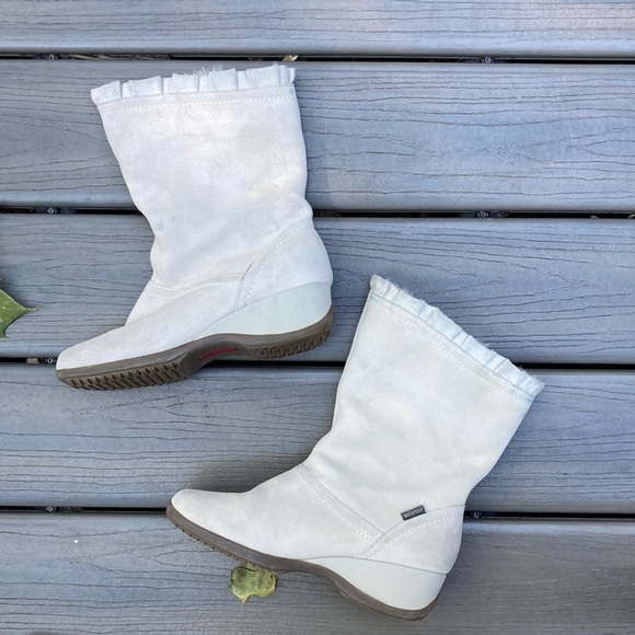 Sporto Shoes - SPORTO WATERPROOF white suede boots. Faux fur lined w ruffle detail.